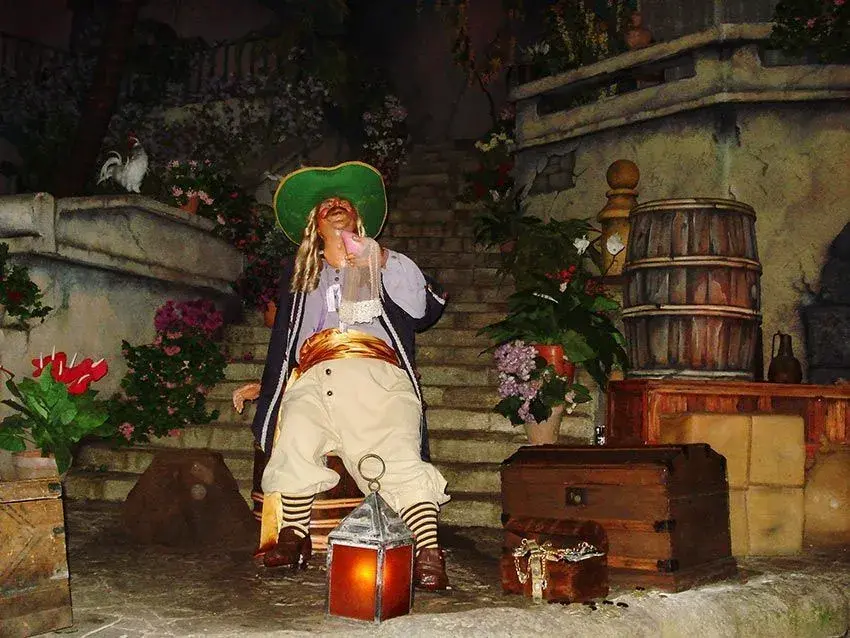 Pirata con cofre del tesoro en Piratas del Caribe - La codicia de los piratas en acción
